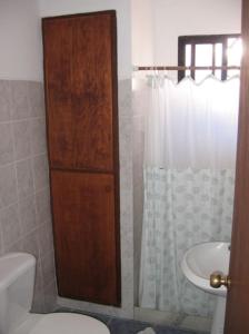 拉帕洛马La Paloma del Mar的带马桶和水槽的浴室