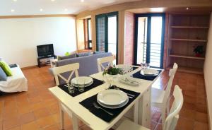 eine Küche und ein Wohnzimmer mit einem Tisch und Stühlen in der Unterkunft Casa S. José in Sesimbra