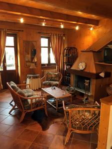 BossolascoにあるMaison Demetrio - Family Farmのリビングルーム(テーブル、椅子、暖炉付)