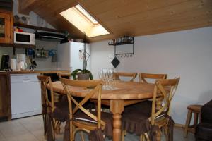 サン・ジェルヴェ・レ・バンにあるAppartement Orionのキッチン(木製テーブル、椅子付)