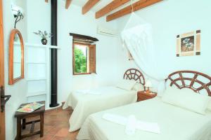 ポリェンサにあるOwl Booking Villa El Campet - Rustic Stayのベッドルーム1室(ベッド2台、窓付)