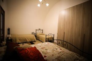 - une chambre avec 2 lits et un lustre dans l'établissement L'orchidea, à Laterza
