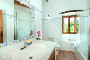 ポリェンサにあるOwl Booking Villa El Campet - Rustic Stayの白いバスルーム(洗面台、トイレ付)
