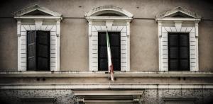 - un bâtiment avec quatre fenêtres et un drapeau dans l'établissement Domus Augusta, à Rome