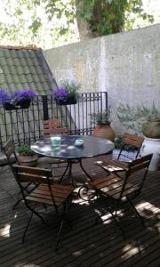 una mesa de patio y sillas en una terraza con plantas en Vakantiehuis Den Bosch, en Den Bosch
