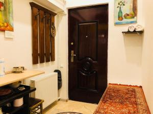 uma porta de madeira escura num quarto com um tapete em Heart of Old Tbilisi Apartments 2 em Tbilisi