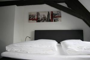 Postel nebo postele na pokoji v ubytování Landhotel Schwarzer Adler