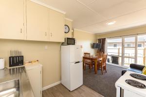Gallery image of Waitangi Beach Bach 30B in Paihia +16 photos