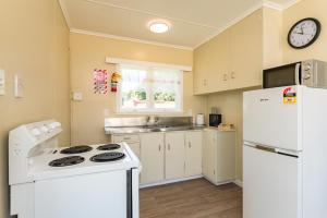 Gallery image of Waitangi Beach Bach 30B in Paihia