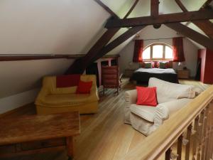 HerzeleにあるLogies Zonnebloemの屋根裏のリビングルーム(椅子2脚、ベッド1台付)