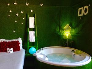 Kúpeľňa v ubytovaní Jacuzzi Rooms + 37 fotografií