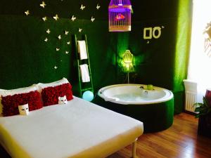 Posteľ alebo postele v izbe v ubytovaní Jacuzzi Rooms