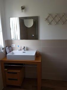 トリーノ・ディ・サングロにあるDimora VaNtoのバスルーム(白い洗面台、鏡付)