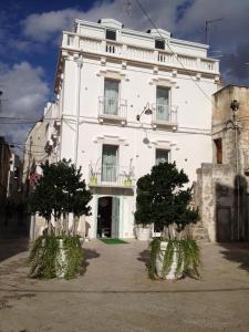 un edificio bianco con alberi di fronte di Bed&Breakfast JSuite a Gioia del Colle