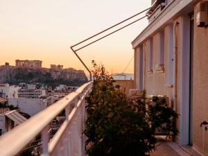 een balkon met uitzicht op de stad bij Penthouse in Kolonaki in Athene