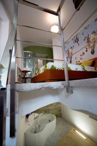 - łóżko piętrowe i wannę w pokoju w obiekcie Bed&Breakfast JSuite w mieście Gioia del Colle