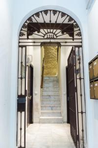 セビリアにあるLas Columnas de Juliaのアーチと階段のある建物の入口