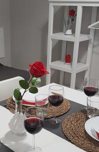 einen Tisch mit Rotwein drauf in der Unterkunft Appartamento Adda con posto auto in Olginate