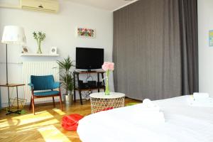 Il comprend un salon avec un lit et une télévision. dans l'établissement WSTApartments Sunset View Krucza 46, à Varsovie