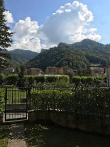 brama z widokiem na góry w obiekcie Como Palace w mieście San Pellegrino Terme