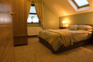 Un dormitorio con una cama grande y una ventana en Quarry Loft, en Magherafelt