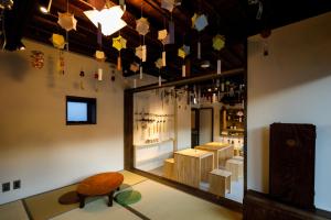 um quarto com uma mesa, uma cadeira e luzes em Teramachiya Wind Bell Temple Guest House em Kanazawa