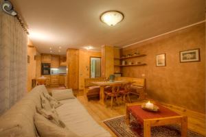 a living room with a couch and a table at Appartamenti Lo Scoiattolo - Noce e Nocciola in Pré-Saint-Didier