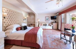 Ліжко або ліжка в номері Little Arches Boutique Hotel - Adults Only