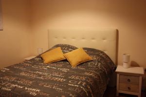 リスボンにあるCastle View Mouraria - 6 personsのベッドルーム1室(黄色い枕2つ付きのベッド1台付)