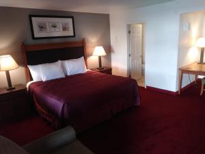 a hotel room with two beds and a lamp at Western Lodge Phoenix Airport/Downtown in Phoenix