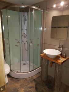 Vannas istaba naktsmītnē Cabaña Loft del Sur Premium