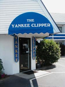 un restaurante con una sombrilla azul en la puerta en Yankee Clipper Inn en North Conway