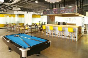 Biliár nebo kulečník v ubytování Lub d Manila Makati - Central Makati, Near Nightlife