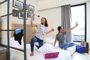 Postel nebo postele na pokoji v ubytování Lub d Manila Makati - Central Makati, Near Nightlife