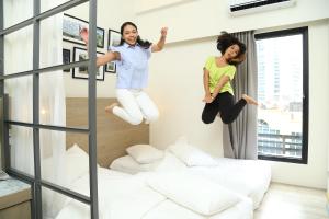 Postel nebo postele na pokoji v ubytování Lub d Manila Makati - Central Makati, Near Nightlife