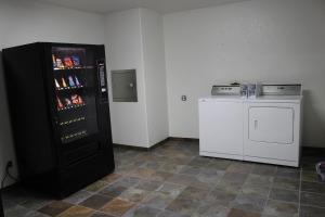 フレデリックスバーグにあるWine Country Innの黒い冷蔵庫とコンロのあるキッチン