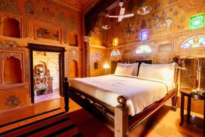 una camera con un grande letto di Vivaana Culture Hotel a Mandawa Altre 37 foto