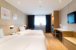 Postel nebo postele na pokoji v ubytování Reborn Suwon Silkroad Hotel