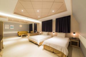 Postel nebo postele na pokoji v ubytování Reborn Suwon Silkroad Hotel
