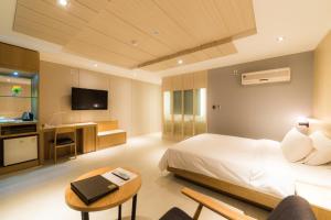 TV a/nebo společenská místnost v ubytování Reborn Suwon Silkroad Hotel