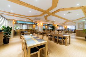 Restaurace v ubytování Reborn Suwon Silkroad Hotel