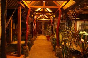 a covered walkway in a house with plants at Cabinas Palmer Makanda in Cahuita