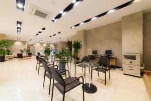 TV a/nebo společenská místnost v ubytování Reborn Suwon Silkroad Hotel
