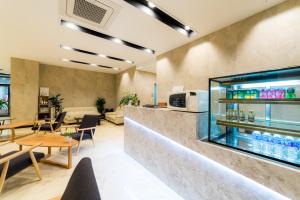 TV a/nebo společenská místnost v ubytování Reborn Suwon Silkroad Hotel