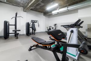 Fitness centrum a/nebo fitness zařízení v ubytování Reborn Suwon Silkroad Hotel