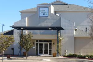 フレデリックスバーグにあるWine Country Innの内部の事件を読み取る看板のある建物