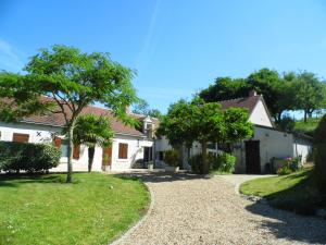 une maison avec une allée en gravier en face de celle-ci dans l'établissement A La Chataigneraie, à Mosnes