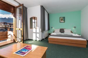 A bed or beds in a room at Hotel Iceberg Bansko