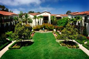 eine Luftansicht auf einen Garten mit Gras und Bäumen in der Unterkunft Estancia La Jolla Hotel & Spa in San Diego