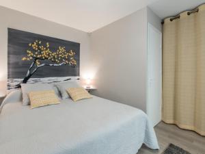 アヴィニョンにあるCharme au cœur d'avignonのベッドルーム1室(木の絵画が壁に描かれたベッド1台付)